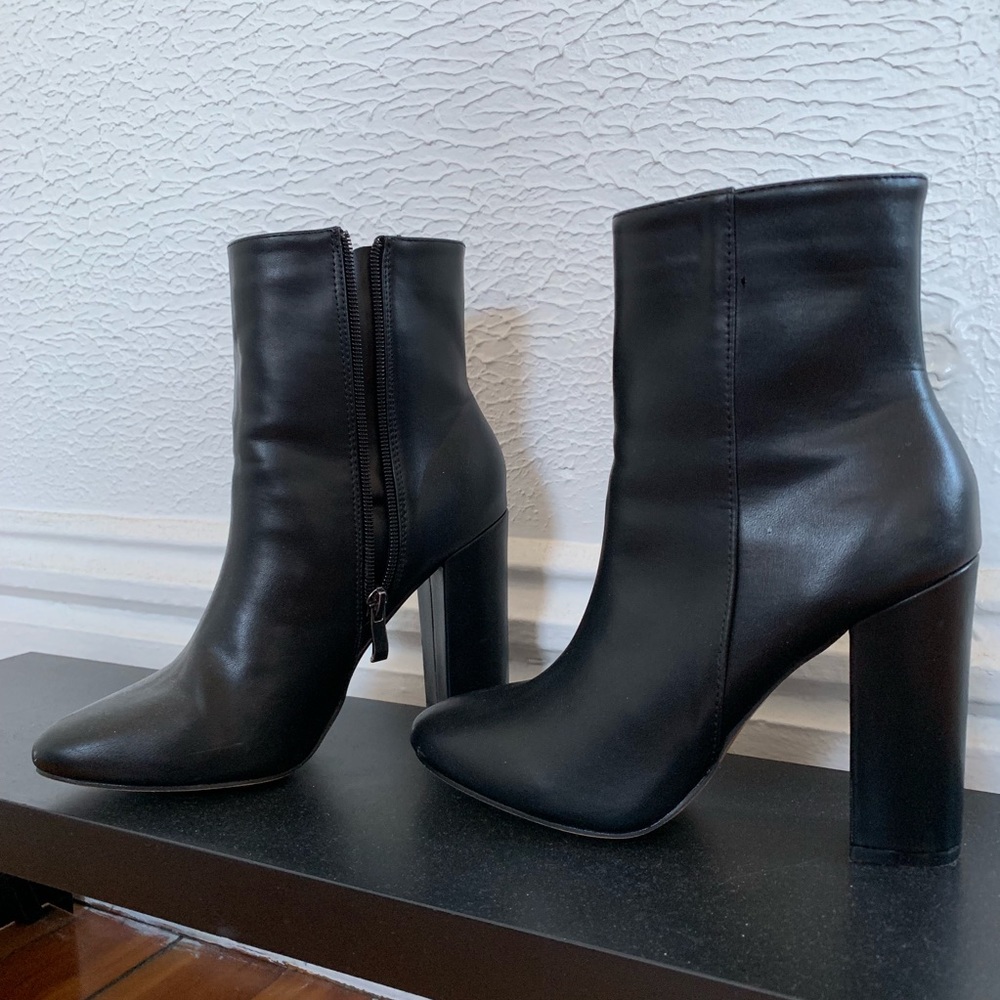 Black leather bootie